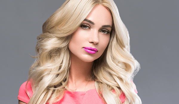 model with platinum blonde, soft wave hair